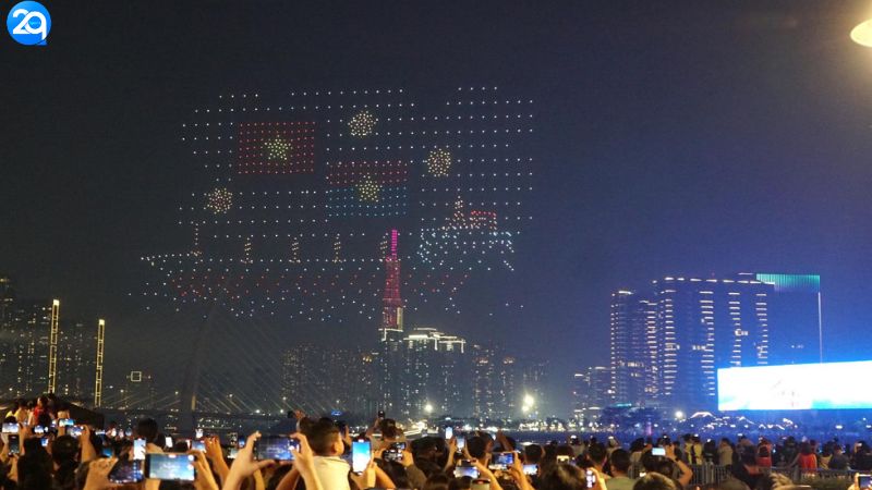 Bí Mật Màn Trình Diễn Hàng Nghìn Drone Trên Trời - Giá Hơn 2,5 Tỷ Đồng 2 bi-mat-man-trinh-dien-hang-nghin-drone-tren-troi-2